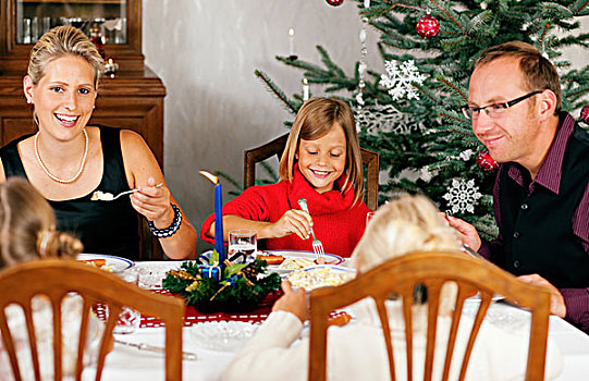家庭,吃饭,传统,圣诞晚餐,正面,圣诞树