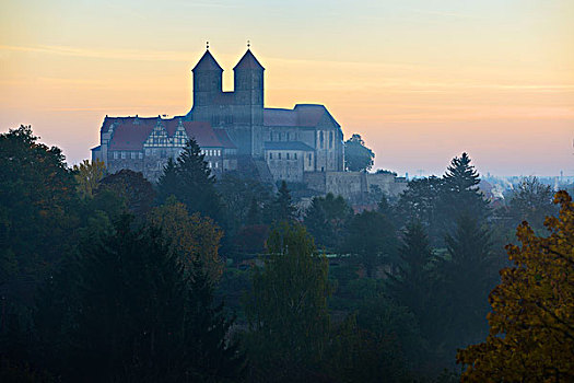 城堡,山,教区教堂,红色天空,雾,世界遗产,靠近,奎德琳堡,萨克森安哈尔特,德国