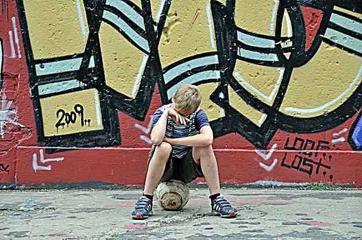 失望,孤单,男孩,球,正面,墙壁,涂鸦,操场,北莱茵威斯特伐利亚,德国,欧洲
