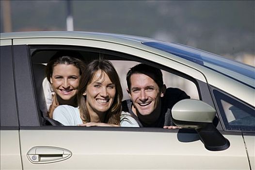 三个人,汽车,微笑,看镜头