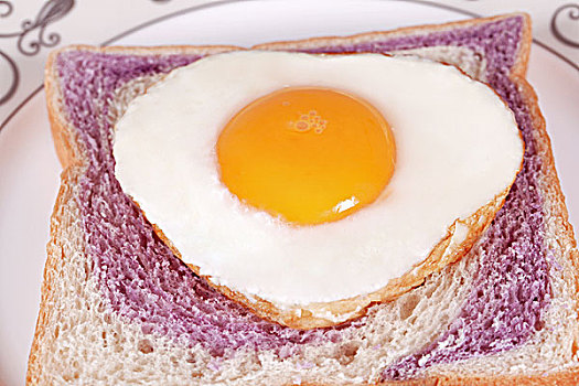 特写心形煎鸡蛋配面包
