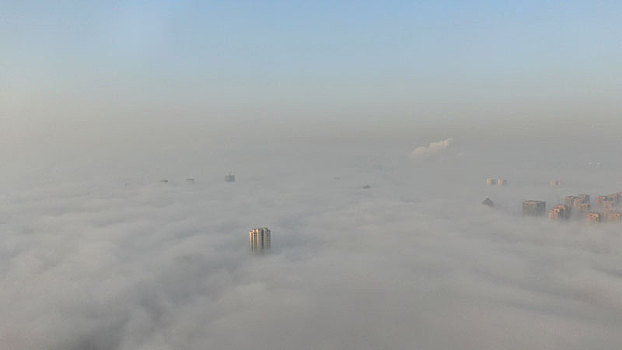 山东省日照市,海边现平流雾奇观美轮美奂,高楼大厦仿佛漂浮在半空中