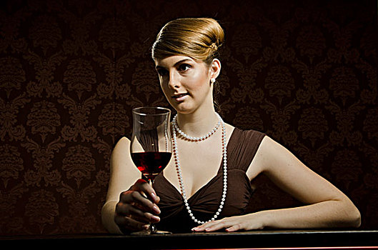 女青年,戴着,珍珠项链,珍珠耳环,红酒,葡萄酒杯