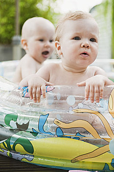 两个,婴儿,充气游泳池