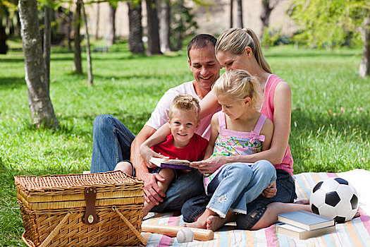 年轻家庭,放松,野餐