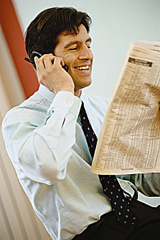 商务人士,电话,拿着,向上,金融,局部,报纸,微笑