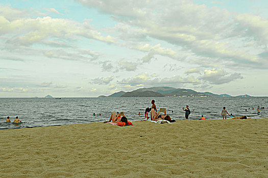 越南芽庄海边沙滩上晒太阳的人