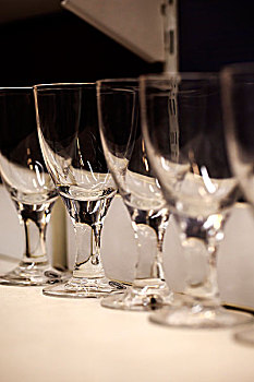 一排的透明玻璃酒杯