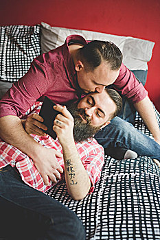 同性恋,亲吻,智能手机,卧室