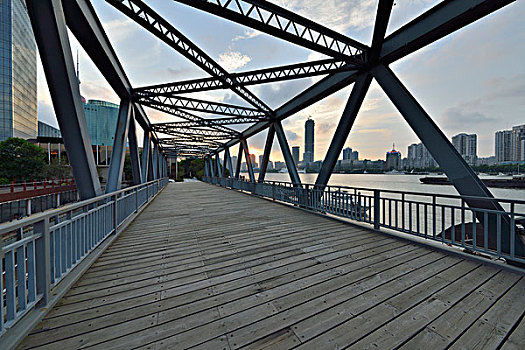 铁桥与黄浦江