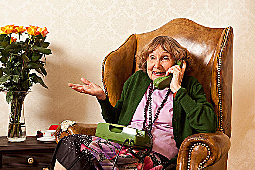 老年,女人,通电话,客厅