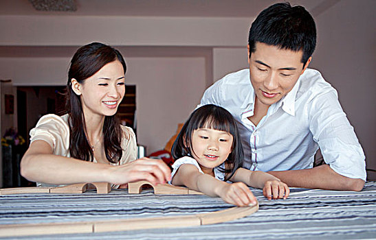 神父,父親,母女,演奏,玩,玩具,微笑