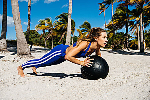 美女,训练,俯卧撑,健身球,海滩