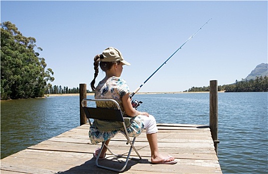 女孩,7-9岁,坐,码头,捕鱼,湖,后视图