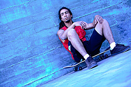 年轻,男人,坐,滑板,水泥,墙壁