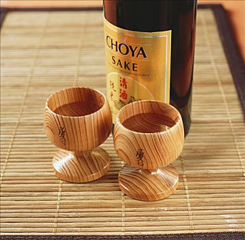 日本米酒,瓶子,木质,杯子