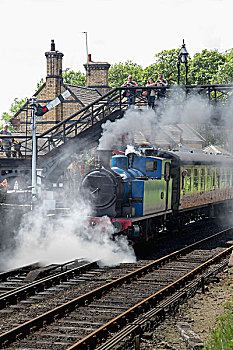 蒸汽,客运列车,旅行,轨道,人,看,人行道,高处,坎布里亚,英格兰