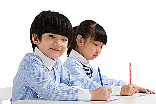 兩個小學生在認真學習