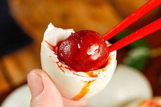 筷子夹着海鸭蛋黄