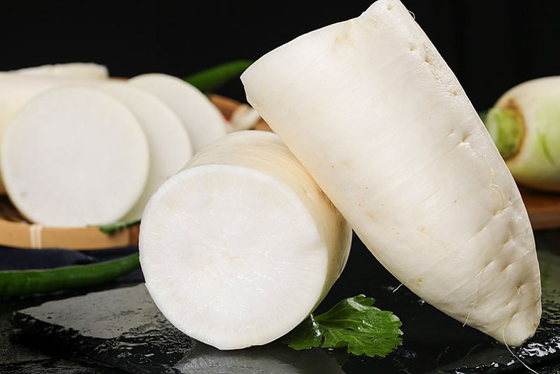 深底上放着白萝卜_高清图片_全景视觉