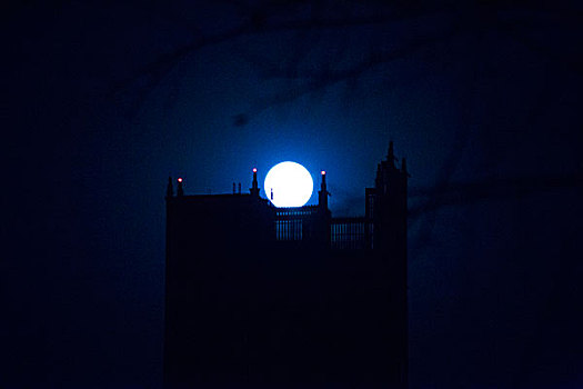 月亮与古堡