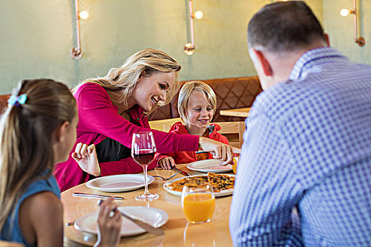 家庭,享受,开胃食品,餐馆,坐,桌子