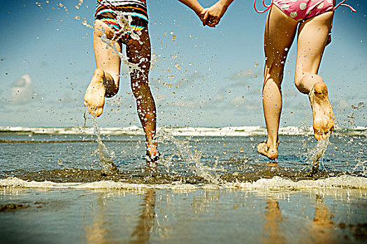 两个女孩,握手,跑,海洋
