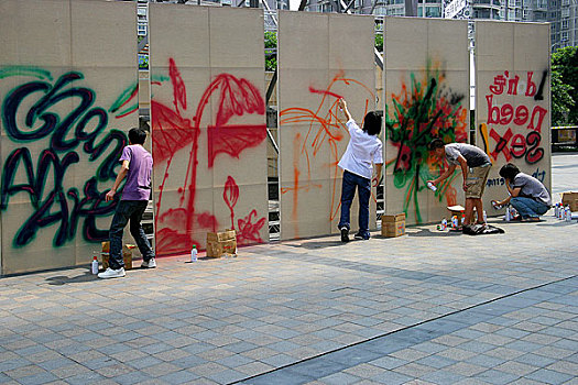 重庆长安当代艺术馆前的涂鸦者