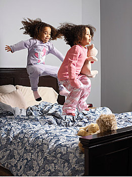 两个女孩,跳跃,床