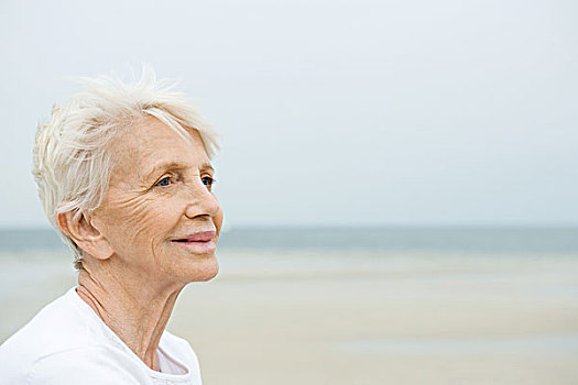 老年,女人,微笑,看别处,海滩,背景