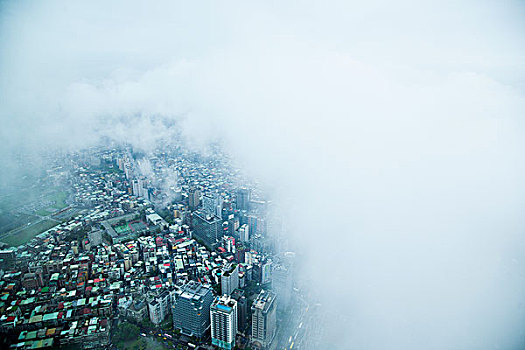 台湾台北市148大厦上眺望云雾中的台北市景