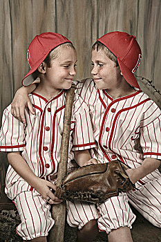 两个男孩,戴着,棒球服,拿着,球棒,手套