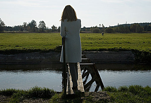 背影,女人,穿,白色,外套,走,桥,上方,河,地点,母牛,背景,波兰,2009年
