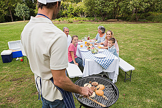 父亲,围裙,烹调,烧烤,家庭,坐,野餐桌