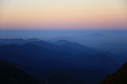 黄山晨曲