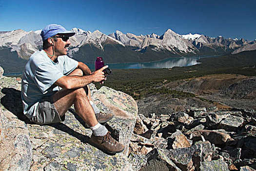 男性,远足者,休息,水瓶,碧玉国家公园,艾伯塔省,加拿大