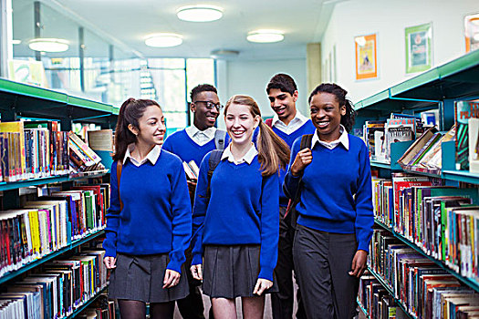 微笑,学生,穿,蓝色,校服,走,书架,图书馆