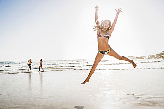 中年,女人,穿,比基尼,跳跃,半空,海滩,开普敦,南非