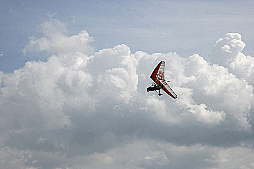 首届重庆梁平航展上的动力滑翔机特技表演