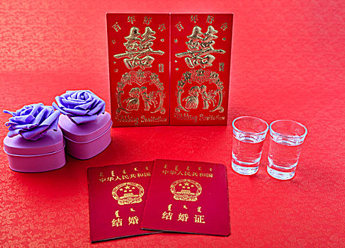婚礼请柬紫色玫瑰花礼盒结婚证和透明酒杯