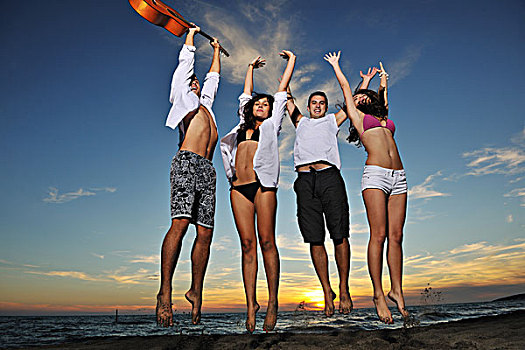 高兴,年轻,朋友,群体,开心,庆贺,跳跃,跑,海滩,日落
