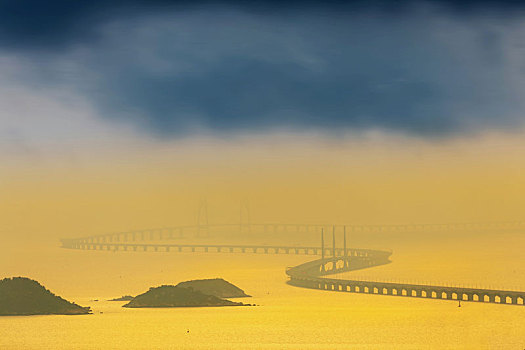 中国南海伶仃洋上的港珠澳跨海大桥