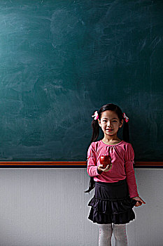 女孩,拿着,红苹果,正面,黑板