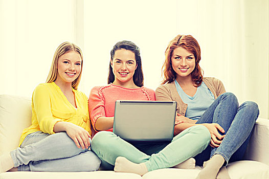 友谊,科技,互联网,概念,三个,微笑,少女,笔记本电脑,在家