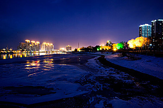 冬季江畔夜色