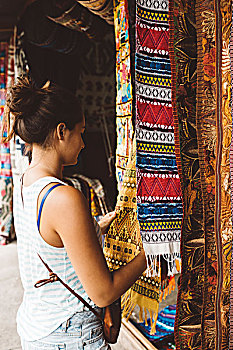 美女,购物,纺织品,市场货摊,阿蒂特兰湖,危地马拉