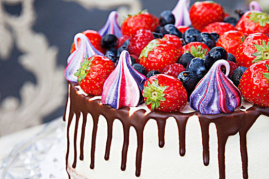 蛋糕,蛋白甜饼,吻,新鲜,草莓,蓝莓,树莓,巧克力酱