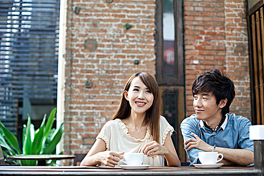 青年情侣在露天咖啡厅约会