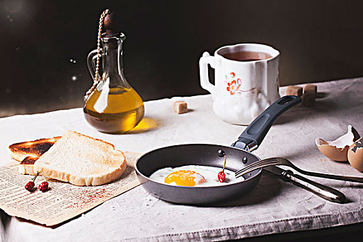 早餐,煎鸡蛋,吐司,辣椒,橄榄油