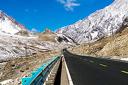新疆,公路,雪山,蓝天
